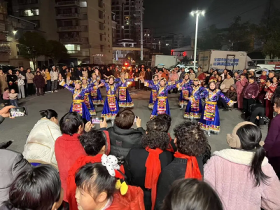 篝火暖邻里 青泉一家亲