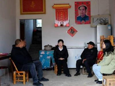 新春送暖驻点村 市两山投资公司开展慰问活动