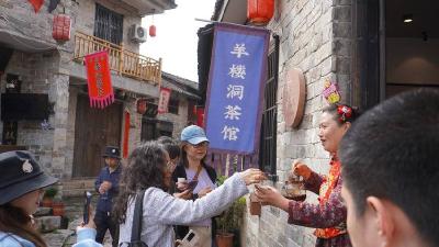 媒体考察体验团走进赤壁 品三国风云 赏千年茶韵