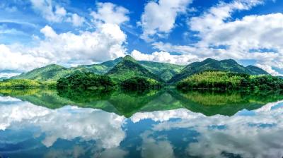 湖北赤壁：湖山相映风光好 杜鹃争艳景致美