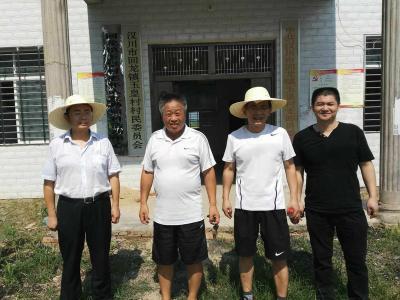 孝感银监分局郑中发深入对口帮扶重灾村开展帮扶工作