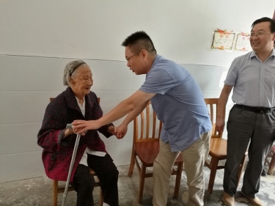 市老龄办主任刘高刚到云梦县看望百岁老人 安排百岁老人家庭孝道家风故事采访 