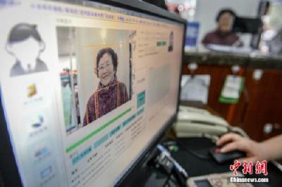 人社部：养老金发放基本落实 9地提高最低工资 