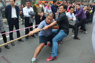 市委党校举办秋季主体班拔河比赛暨校园图书展