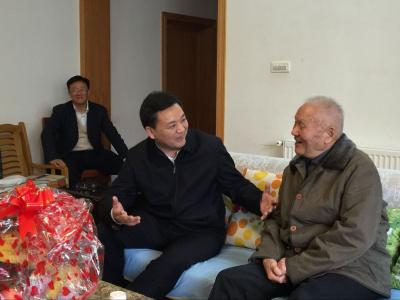 汉川市市长黄建军走访慰问离退休干部