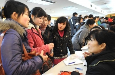 湖北省就业扶贫精准对接 开展贫困人员专场招聘活动