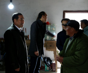 孝感中院慰问抗洪救灾帮扶点困难群众