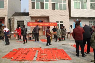 孝感市文联文艺志愿服务小分队义务送 春联、照片（全家福）下乡