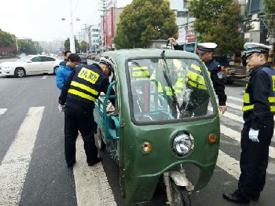 多警种联动整治城区“三无”车辆