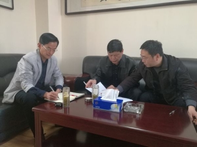 孝感银监分局黄茂斌与孝南区政法委副书记付绍华一行会商综治工作