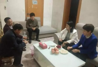 市纪委领导夜访干部家庭