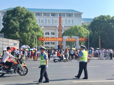 赶考路上遇堵车 考生可求助交警