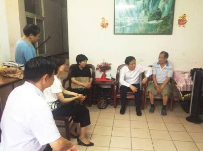 “七一”市领导走访慰问市国土资源局退休老党员