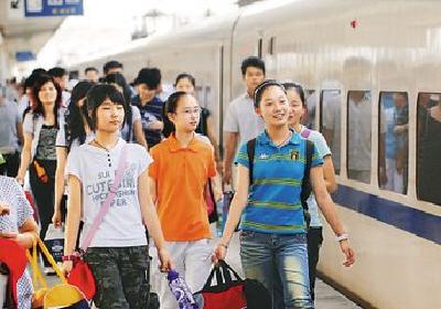 暑运今日结束 铁路公路学生客流持续升温