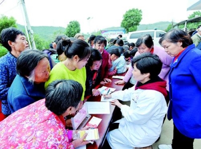 “健康扶贫” 送医到村