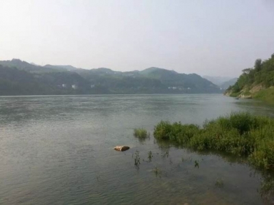 湖北各地各部门紧急行动防汉江秋汛 2.8万人上堤防守