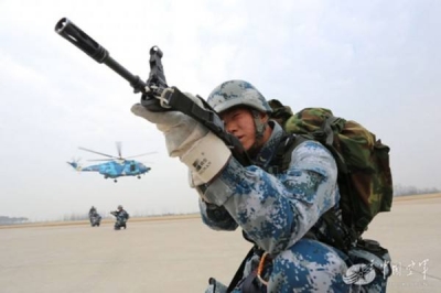驻孝空降兵部队某旅锤炼快速精准重装空投能力