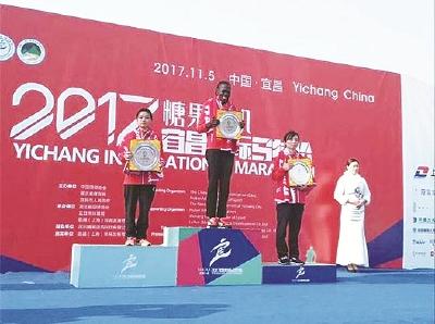 45岁女护师获得宜昌国际马拉松半马季军