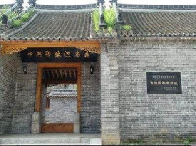 陈天会带队瞻仰鄂豫边区革命遗址