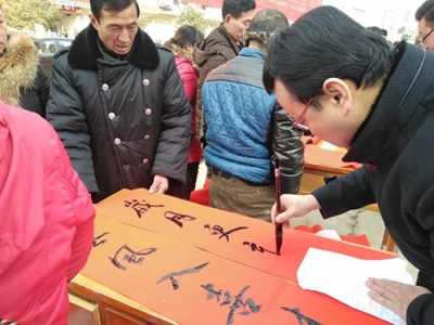 孝南：楹联闹春 红火过年