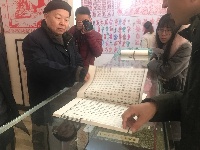 【网络媒体走转改】孝感市网络媒体新春走基层活动之孝昌剪纸艺人张玉义