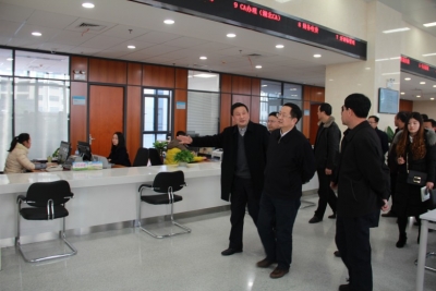 孝感市委副书记、常务副市长周先来到市公共资源交易服务平台调研
