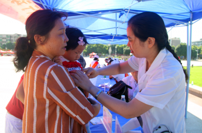 孝感市卫生计生委在孝感人民广场组织“服务百姓健康行动”大型义诊活动