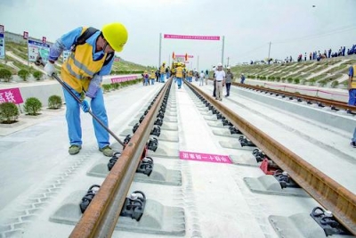 汉十高铁全线铺轨施工  计划2019年12月建成通车