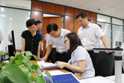 黄火廷到市民之家调研国土不动产登记工作