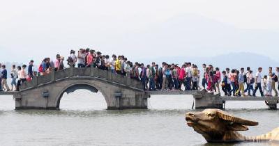 国庆旅游进入高潮 省内多景点临近最大承载量