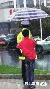 点赞！辅警孝感城区雨中执勤 少年主动为其撑伞