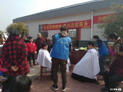 公益组织开展进社区学雷锋 爱心便民服务活动