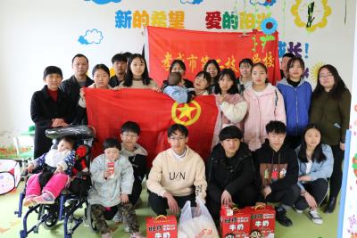走进社会福利院  传递爱心正能量