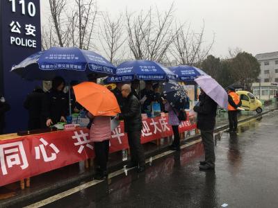 孝感公安开展“学雷锋”便民利民服务