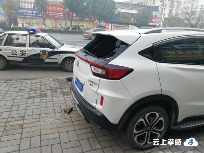 深夜窃贼砸车，民警提醒贵重物品不要存放车内