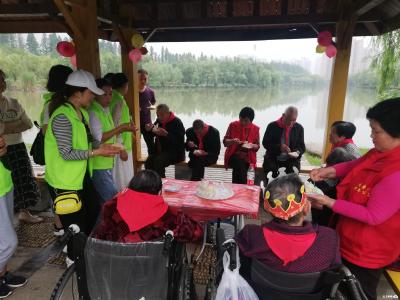 汉川举办游园活动为养老院寿星过生日