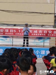 云梦交警将大货车开进校园讲安