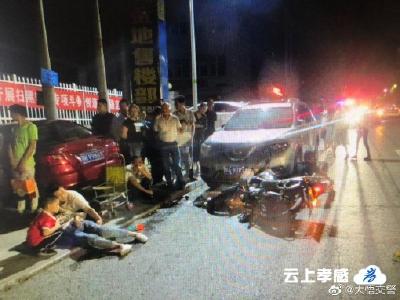 男子醉酒后骑摩托车撞倒行人