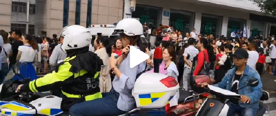 考生被堵路上焦急万分，孝感骑警紧急护送进考场