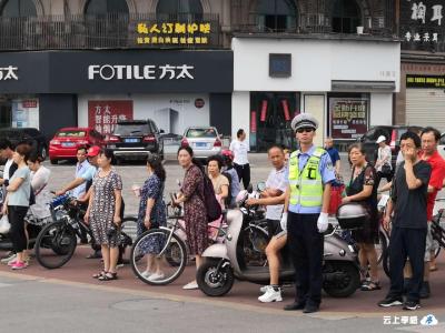 孝感交警全程护航“龙舟邀请赛”