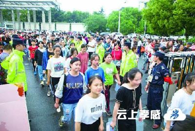 孝感市7万余名考生参考 中考首日秩序井然