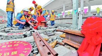 汉十高铁全线轨道贯通   将于今年年底通车