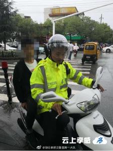 雨天考生被堵半路 孝感交警及时帮助送考