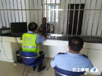法盲，大爷认为能开拖拉机就能开货车  胆大，无证驾报废车载人拘留＋罚款