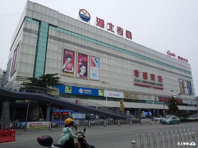 孝感商场前停摩托车被收费 市民质疑是否合理