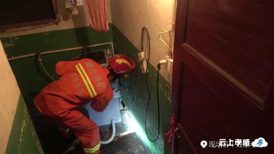 居民家中现毒蛇 消防队员急除险