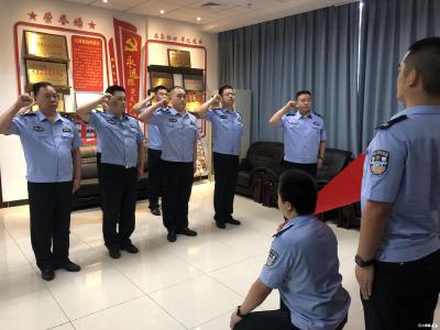 党旗下重温入党誓词 岗位中践行警察誓言