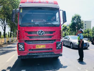 应城交警高温“烤”验   挥汗坚守显使命担当