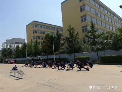 高温下的消防指战员：烈日下的“烤”验