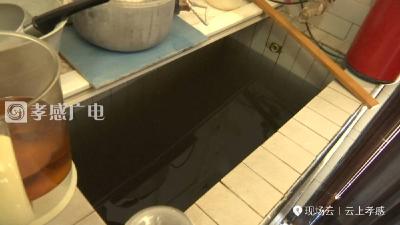 自来水现黑渣 村民饮水成问题